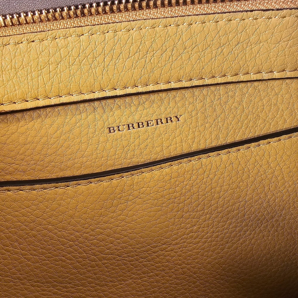 BURBERRY CLUTCH - Picture 12 of 15